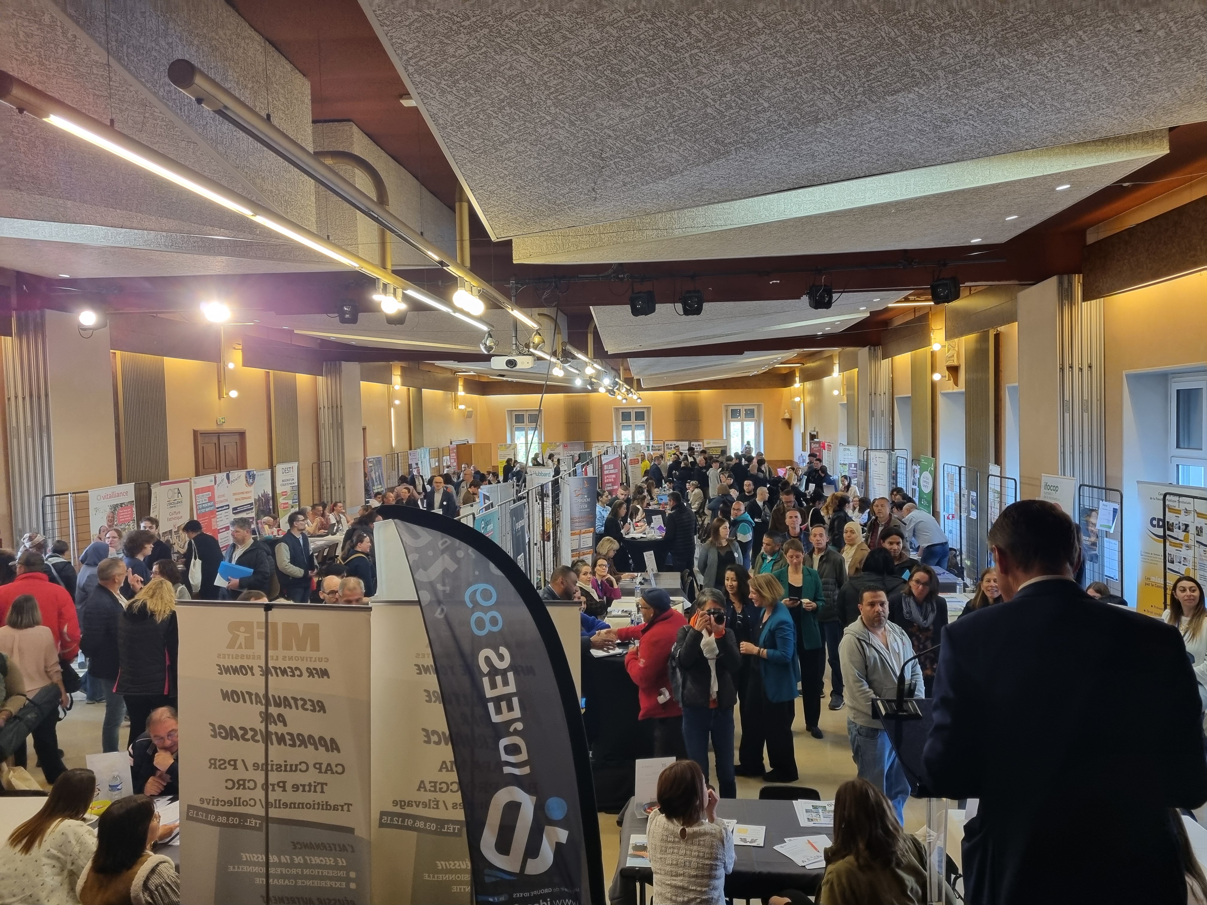 Une forte affluence dès l’ouverture du forum : visiteurs et exposants échangent autour des opportunités d’emploi, de for