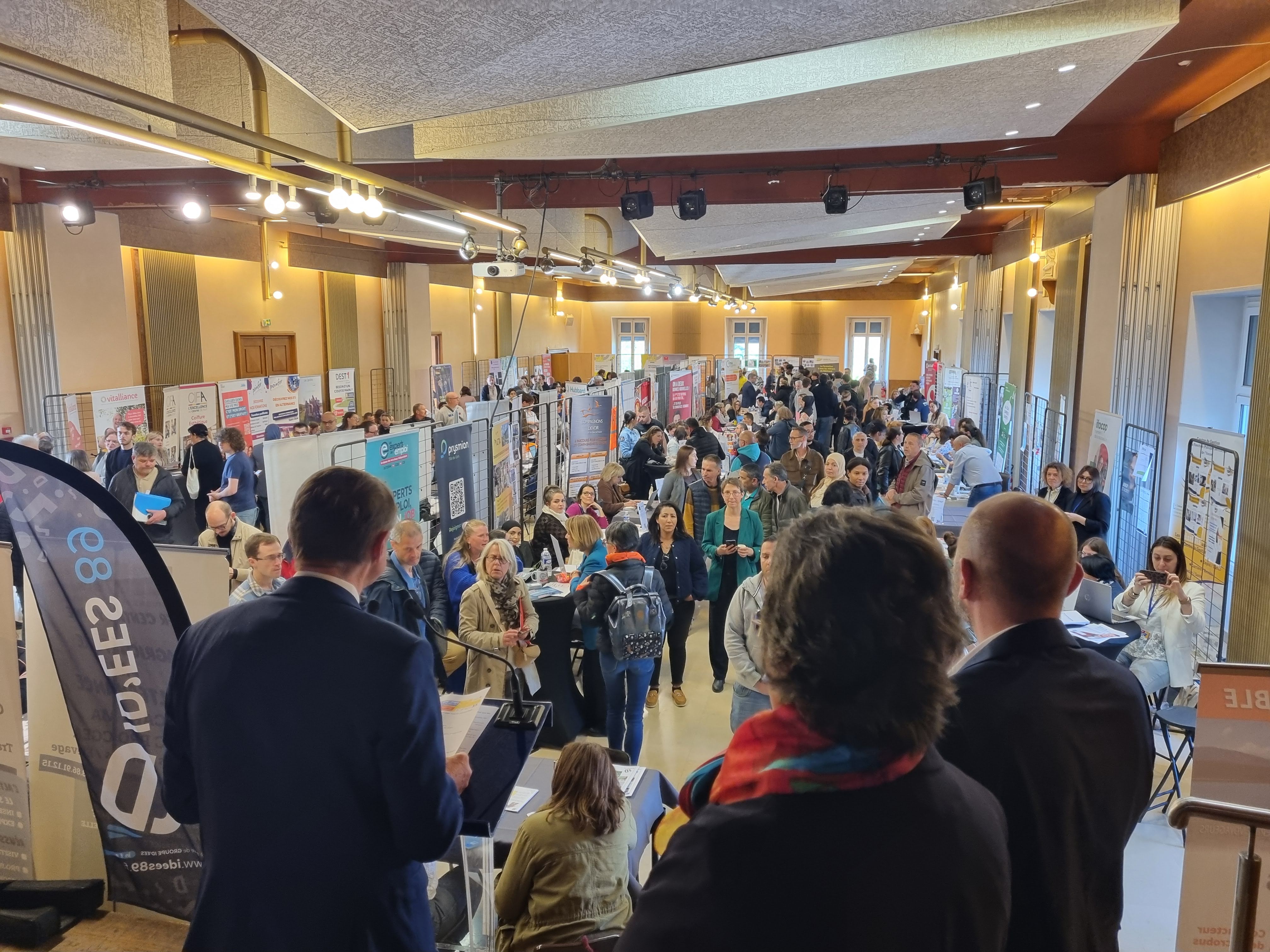 Discours d’ouverture du forum : les partenaires et organisateurs lancent officiellement l’événement devant un public nom