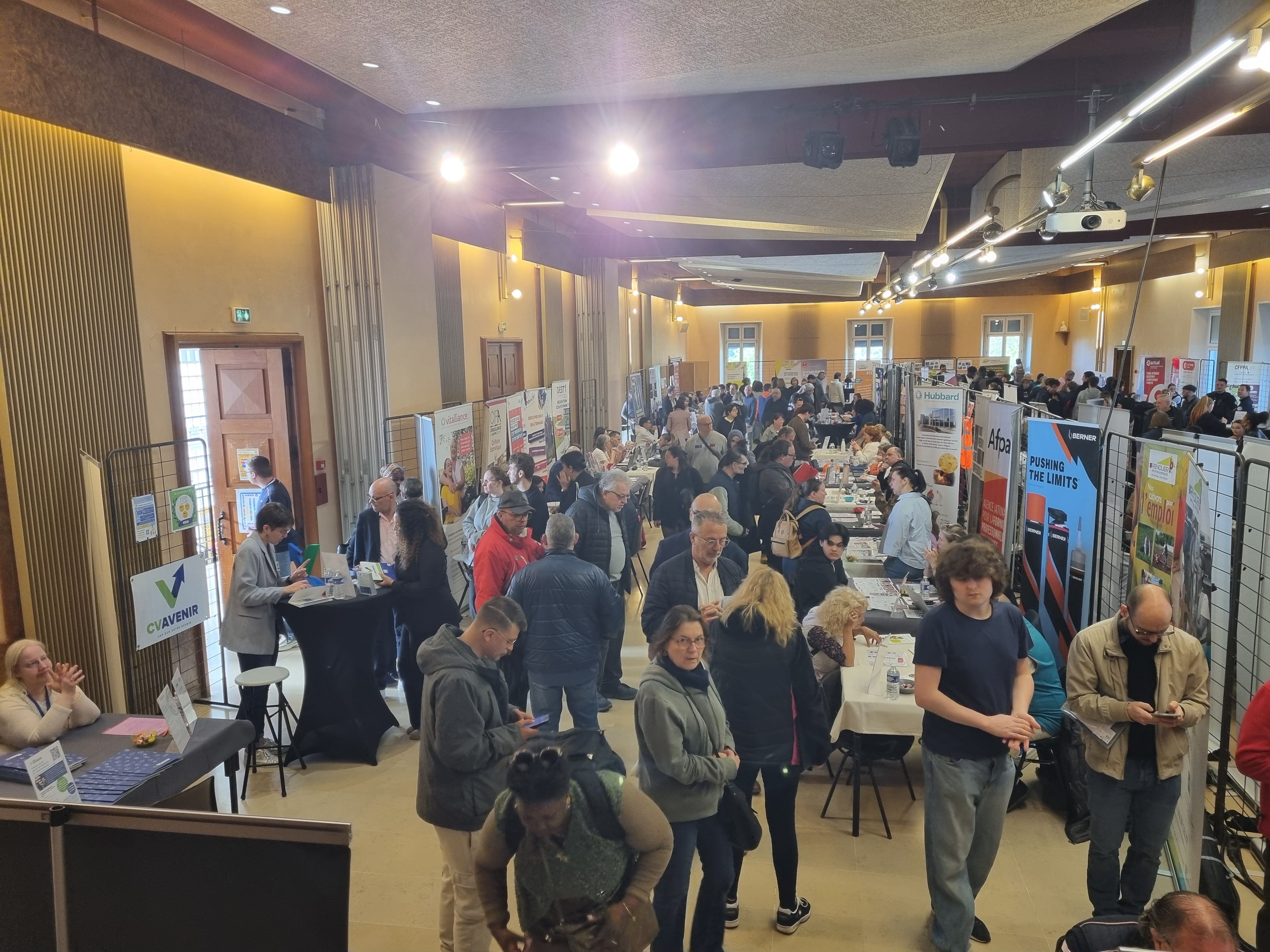 Des stands variés pour découvrir les métiers, poser ses questions et rencontrer directement les recruteurs et organismes