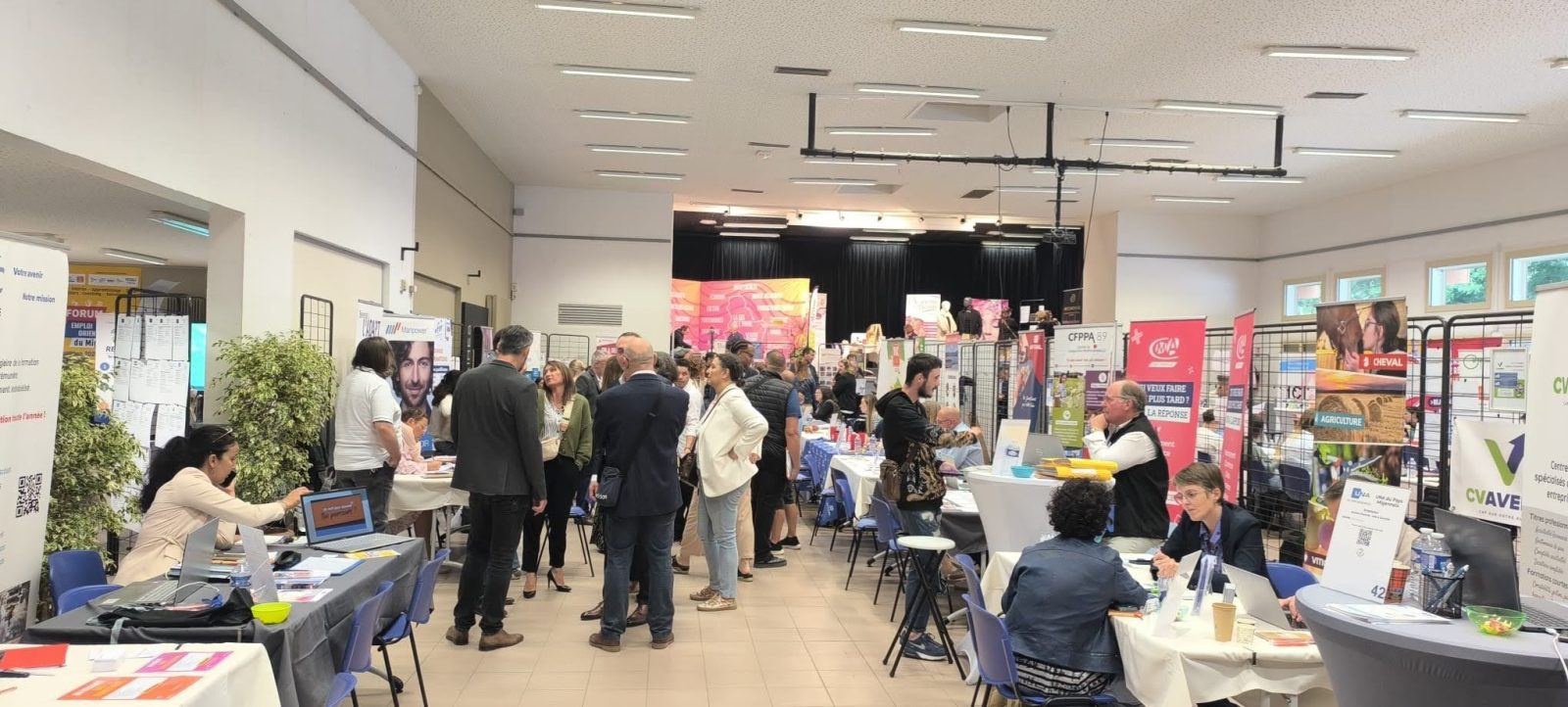 La salle Jacques Brel bien remplie : visiteurs et exposants échangent dès l’ouverture du forum.