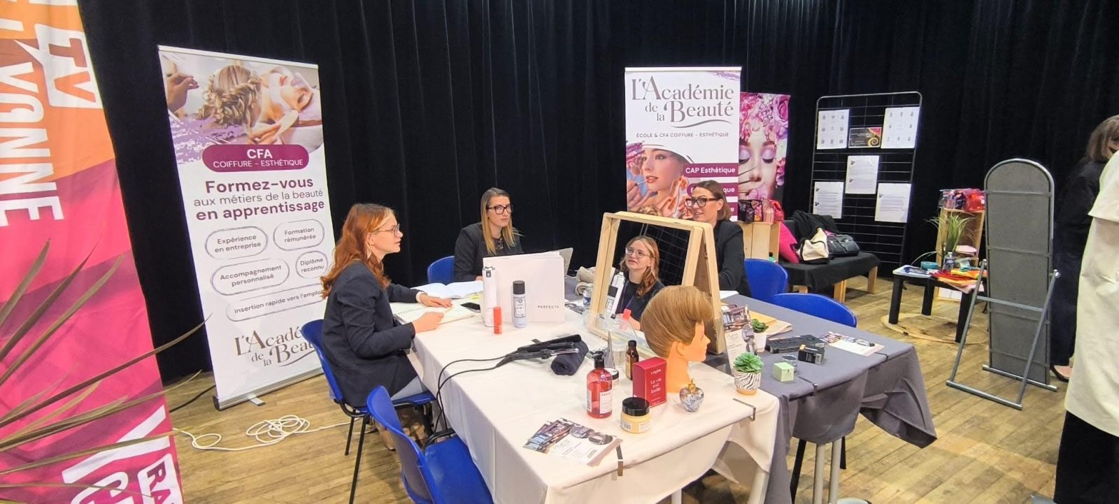 Découverte des métiers de la coiffure et de l’esthétique avec l’Académie de la Beauté.