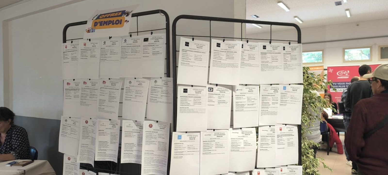 Le mur des offres d’emploi : plus de 120 postes à pourvoir sur le territoire.
