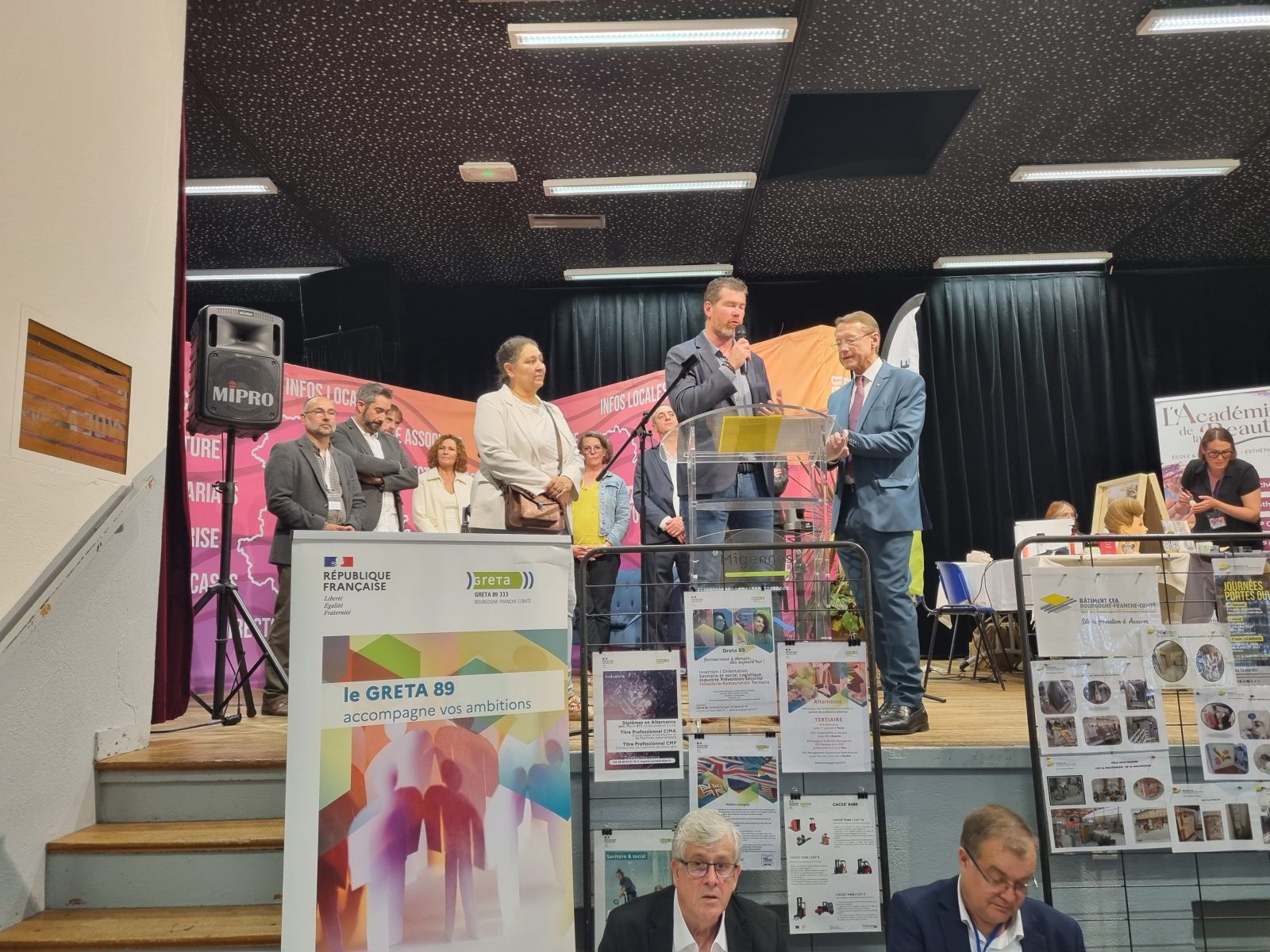 Les élus et partenaires réunis pour l’inauguration du forum.